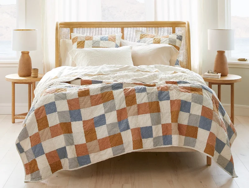 Bamboo - fiber - filled comforters with antibacterial and breathable qualitiesAshbury Organic Quilt