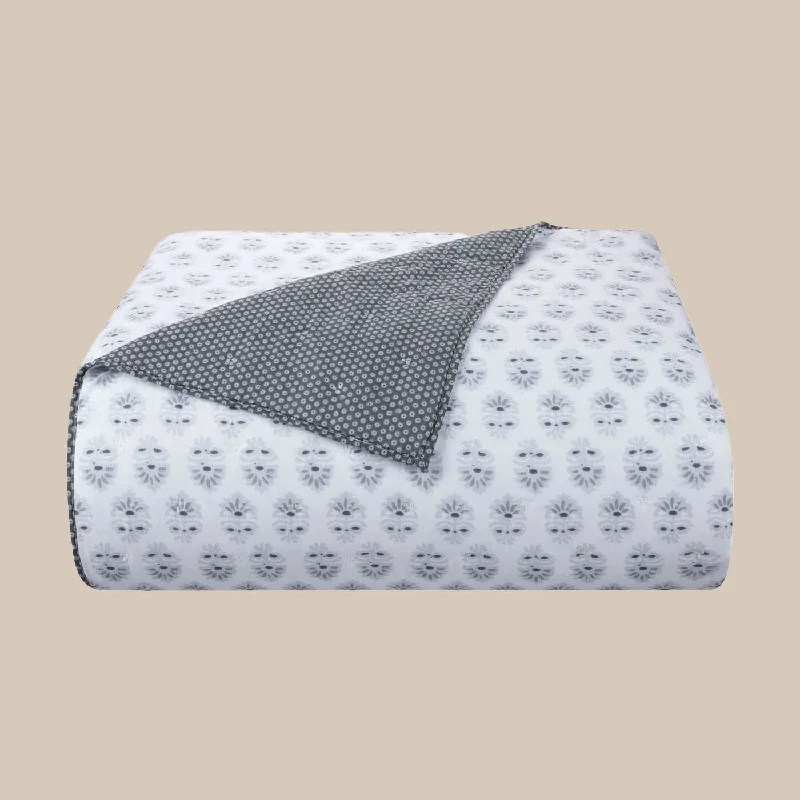 Silk - filled comforters for a luxurious and smooth touchSouthern Tide Oceanside Gray Quilt